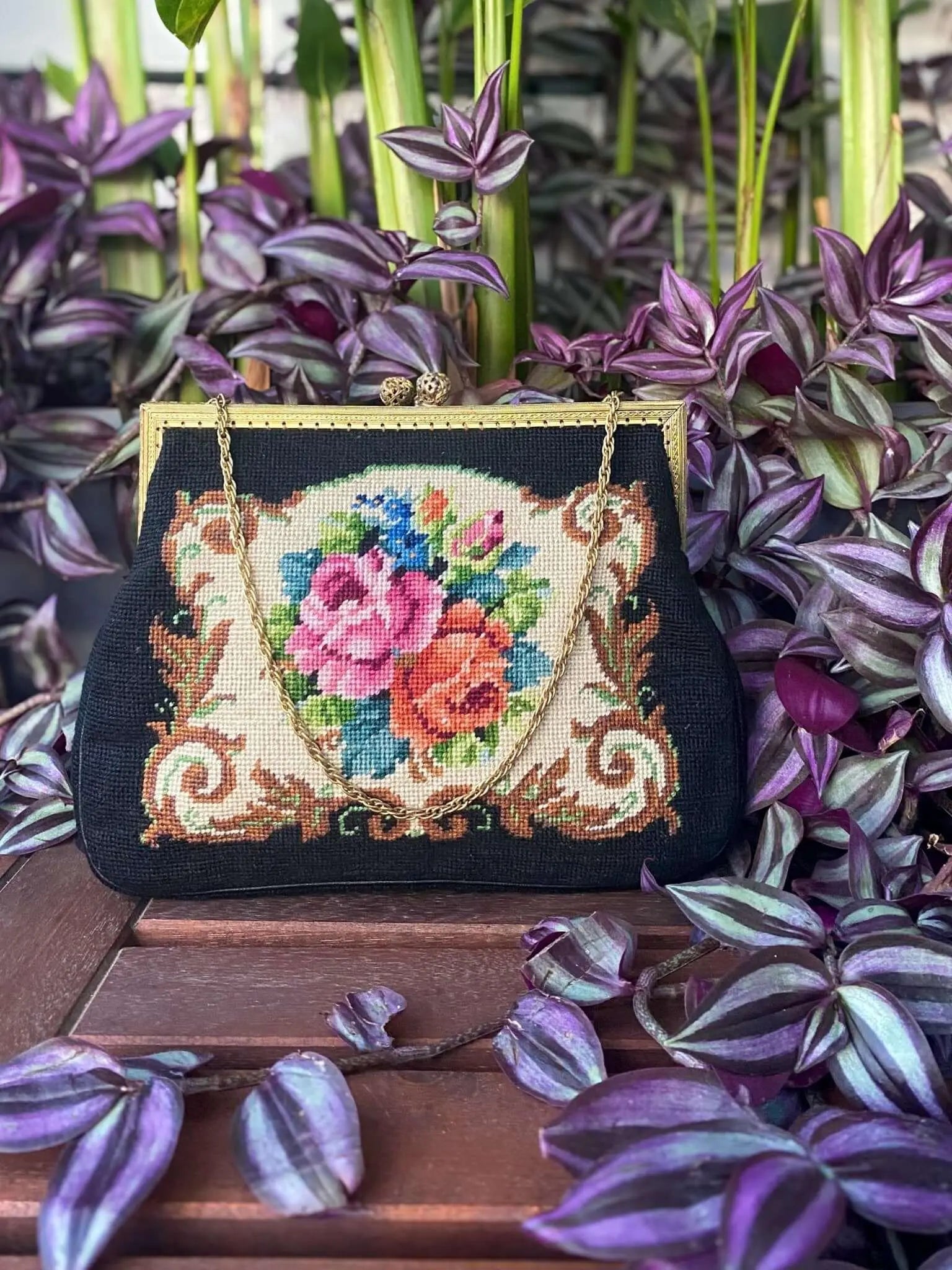 美品！Petit Point 刺繍バッグ MICHIKO KUGE Petit point (ミチコクゲ) 花柄刺繍フラップ レディース